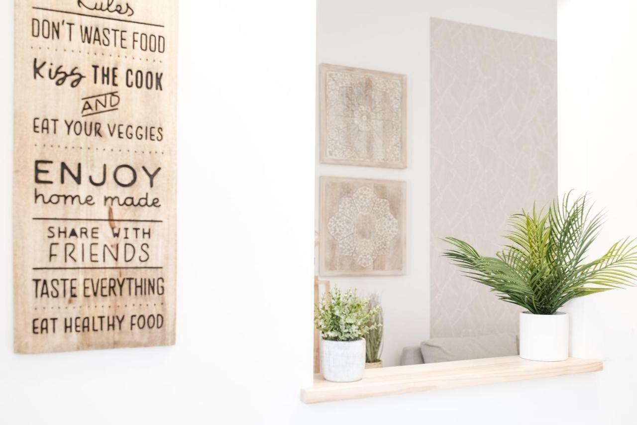 White Fanti Apartment Rom