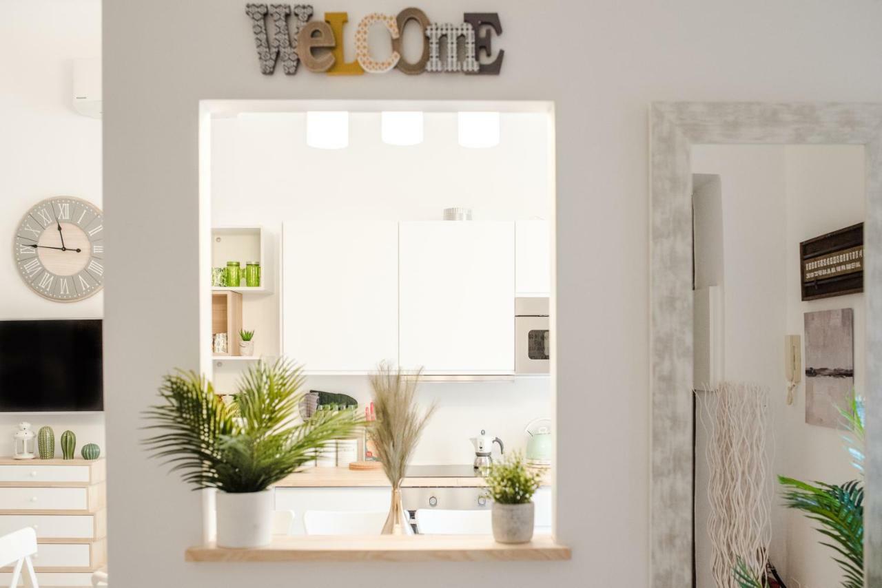 White Fanti Apartment Rom