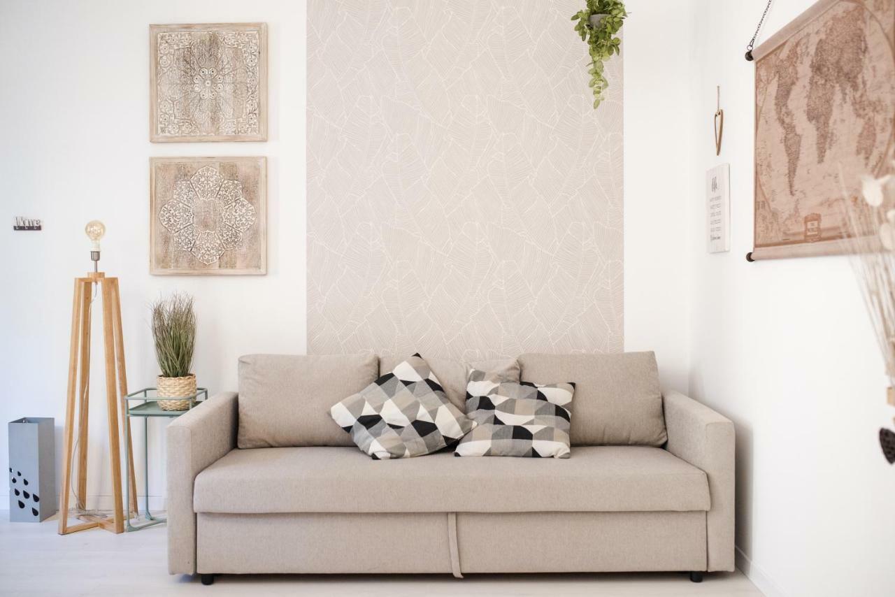 White Fanti Apartment Rom